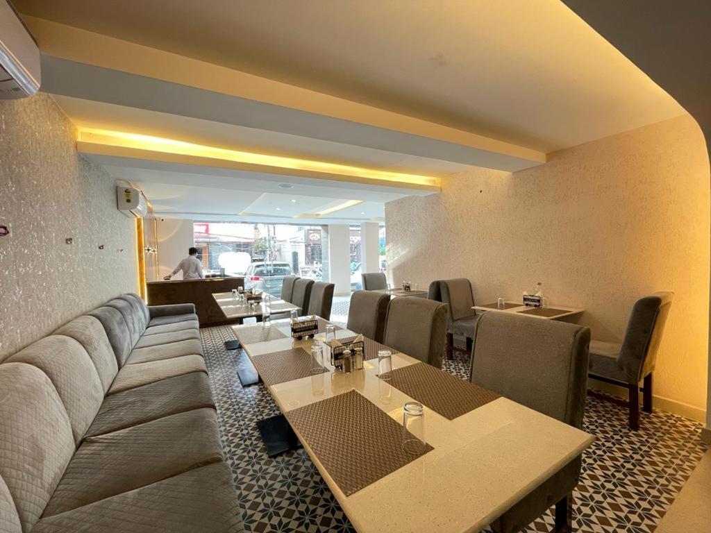 Hotel Santoor バラナシ エクステリア 写真